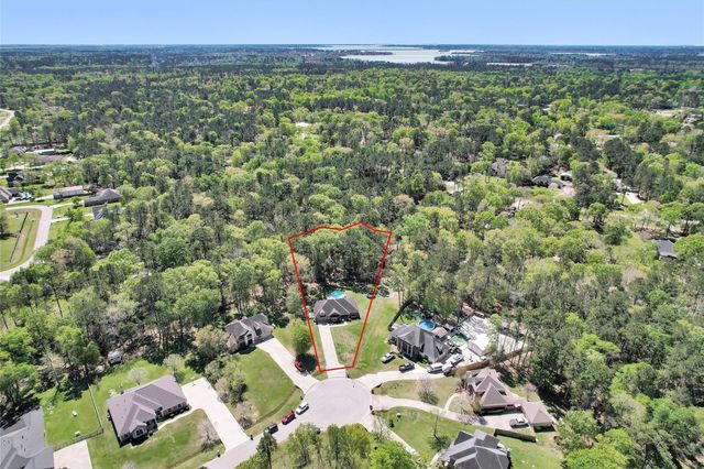 1006 Commons Waterway Drive, Huffman, TX 77336