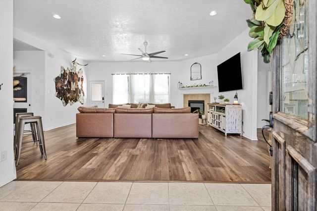 1006 Commons Waterway Drive, Huffman, TX 77336