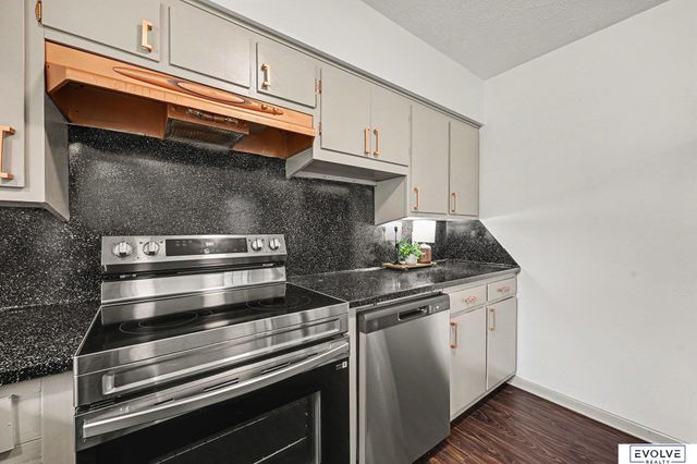727 N Beadle Street, Papillion, NE 68046
