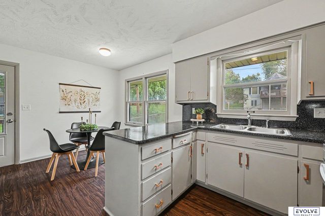 727 N Beadle Street, Papillion, NE 68046