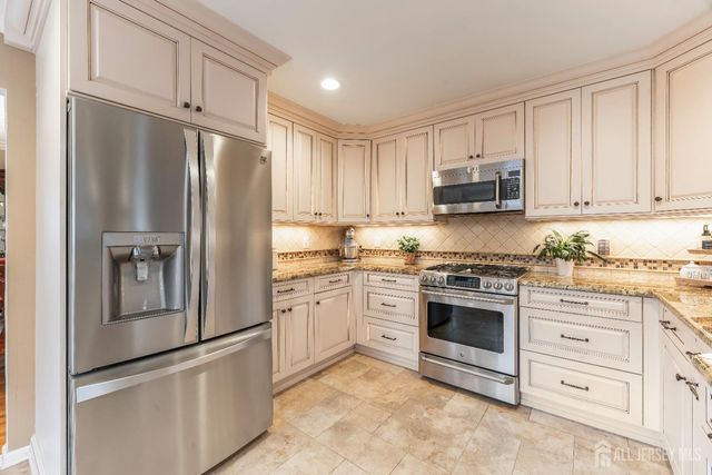 5 Sutton Place, Helmetta, NJ 08828