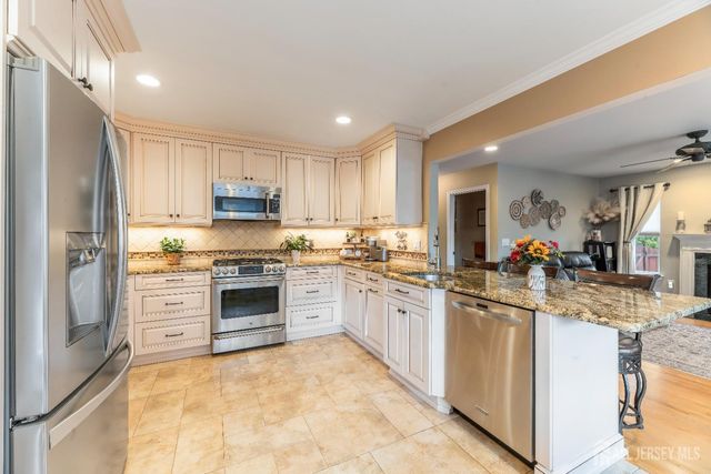 5 Sutton Place, Helmetta, NJ 08828