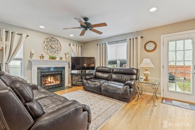 5 Sutton Place, Helmetta, NJ 08828