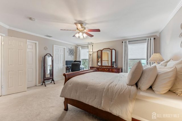 5 Sutton Place, Helmetta, NJ 08828