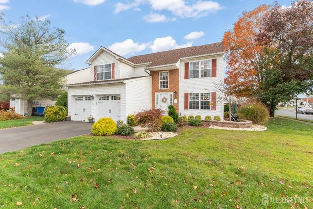 5 Sutton Place, Helmetta, NJ 08828