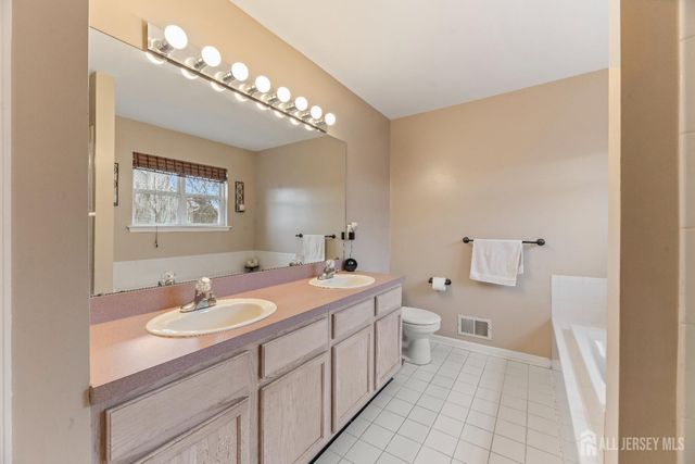 5 Sutton Place, Helmetta, NJ 08828