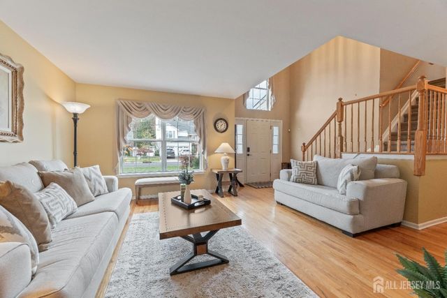 5 Sutton Place, Helmetta, NJ 08828