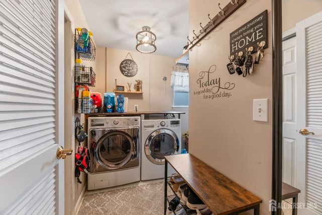 5 Sutton Place, Helmetta, NJ 08828