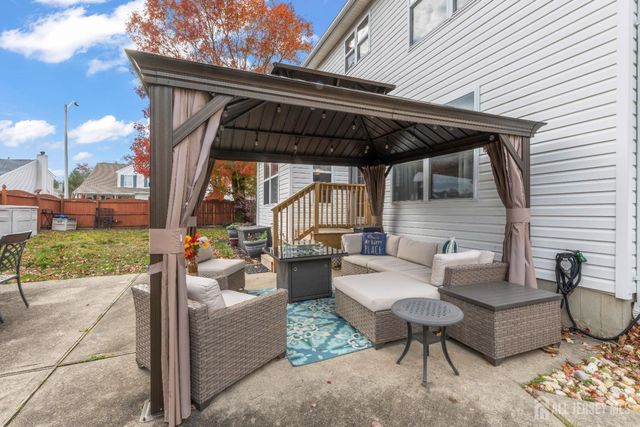 5 Sutton Place, Helmetta, NJ 08828