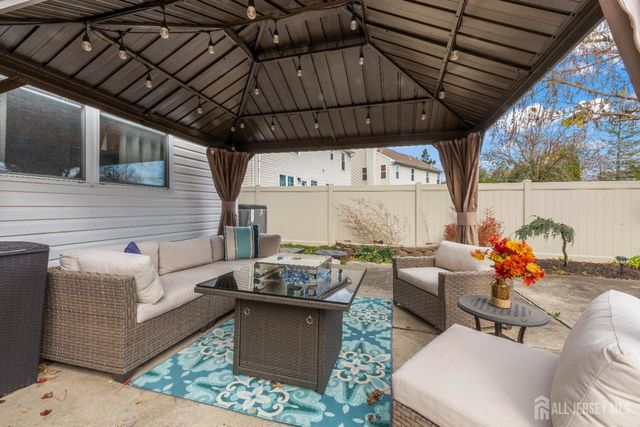 5 Sutton Place, Helmetta, NJ 08828