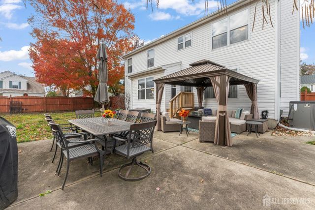 5 Sutton Place, Helmetta, NJ 08828