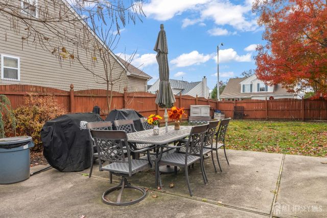 5 Sutton Place, Helmetta, NJ 08828