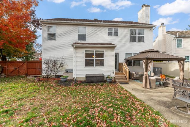 5 Sutton Place, Helmetta, NJ 08828