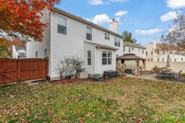 5 Sutton Place, Helmetta, NJ 08828