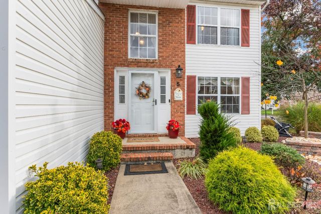 5 Sutton Place, Helmetta, NJ 08828