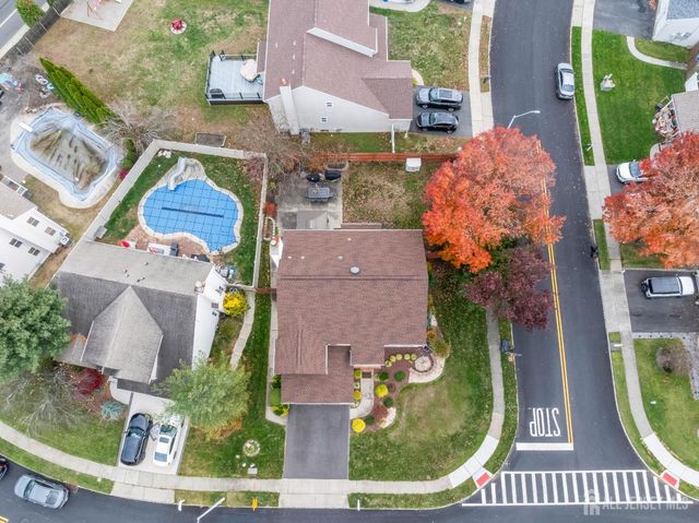 5 Sutton Place, Helmetta, NJ 08828