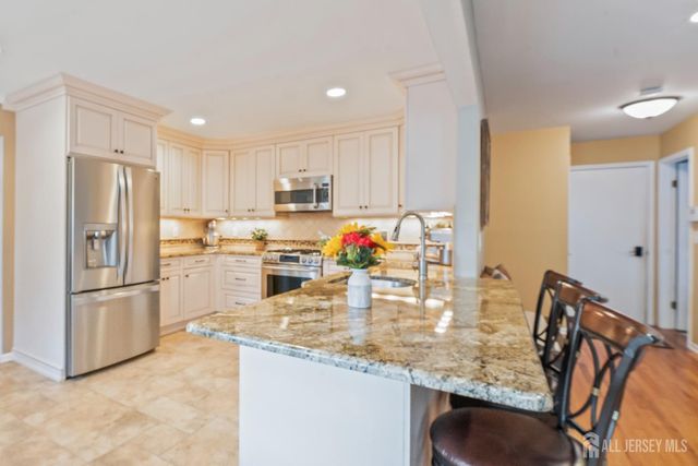 5 Sutton Place, Helmetta, NJ 08828