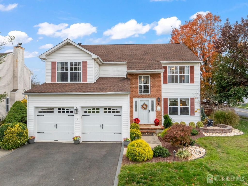 5 Sutton Place, Helmetta, NJ 08828