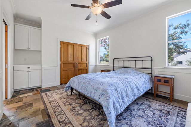702 E Summit DR, Spicewood, TX 78669