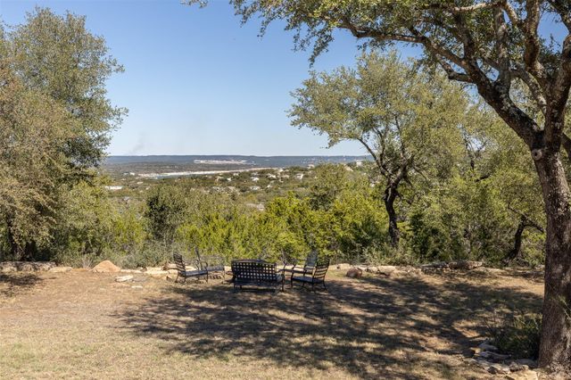 702 E Summit DR, Spicewood, TX 78669