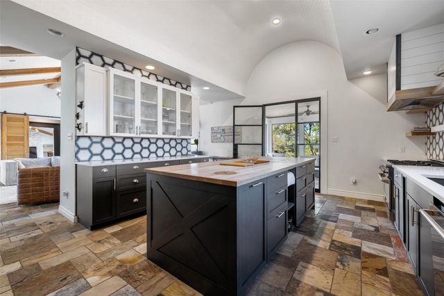 702 E Summit DR, Spicewood, TX 78669