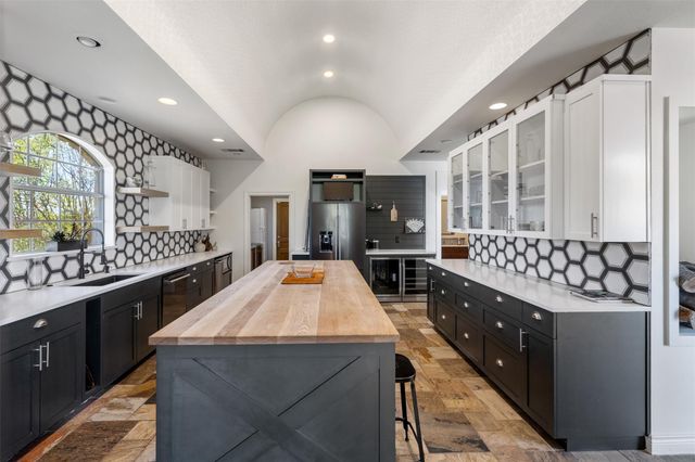 702 E Summit DR, Spicewood, TX 78669