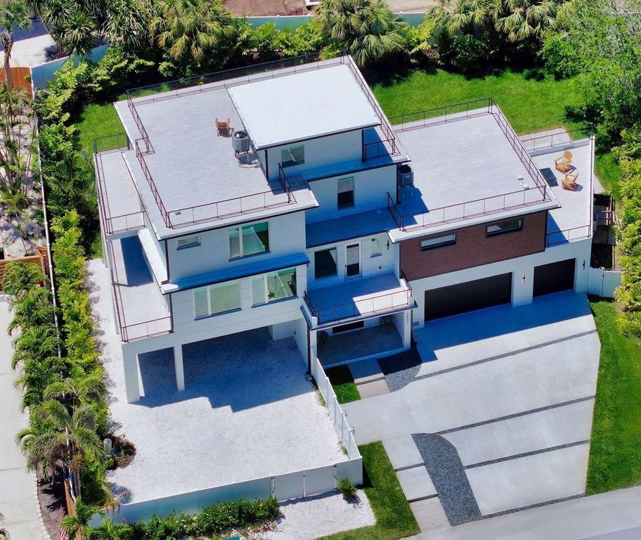 Image 72 of property listing at 8800 MIDNIGHT PASS ROAD, Sarasota, FL 34242