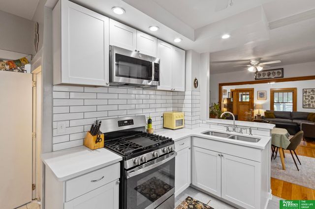 4811 Pierce Street, Omaha, NE 68106