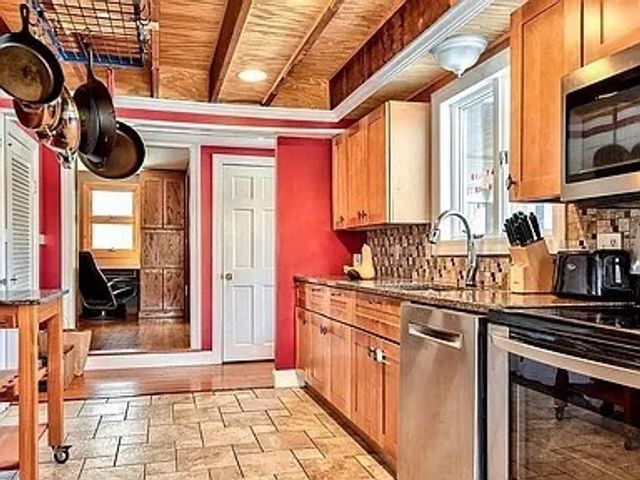 81 Riverview Cir, Wayland, MA 01778