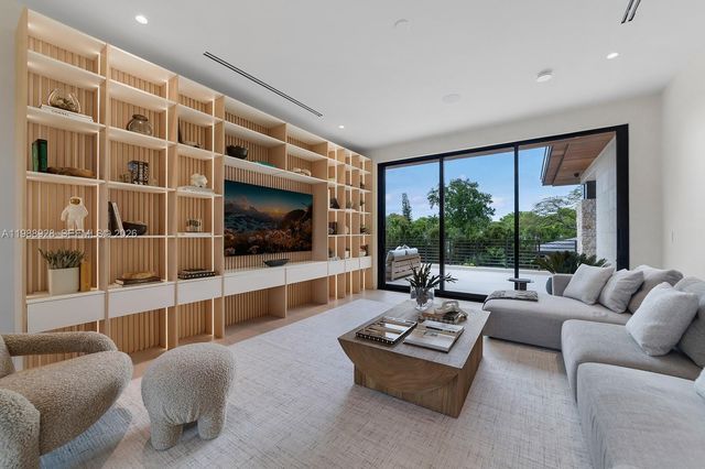 5545 SW 81st Ter, Miami, FL 33143