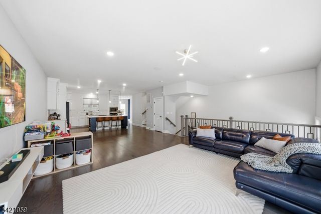 12 Marigold Ct, Warren Twp., NJ 07059