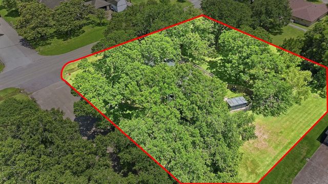 101 W Larkspur Drive, Alvin, TX 77511