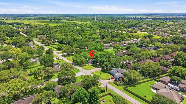 101 W Larkspur Drive, Alvin, TX 77511