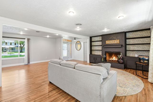 101 W Larkspur Drive, Alvin, TX 77511
