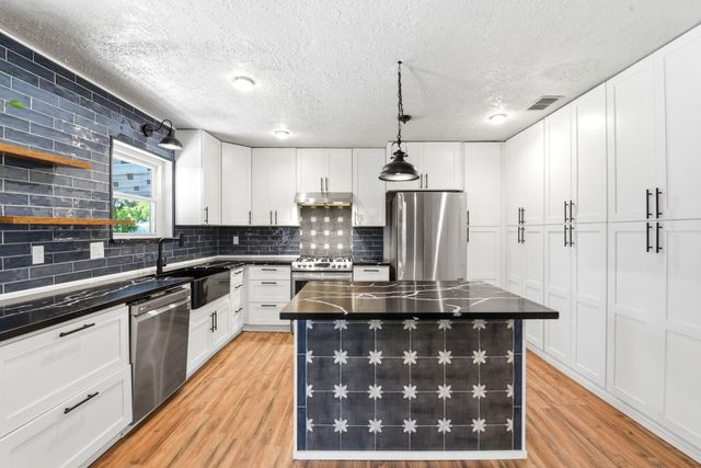 101 W Larkspur Drive, Alvin, TX 77511