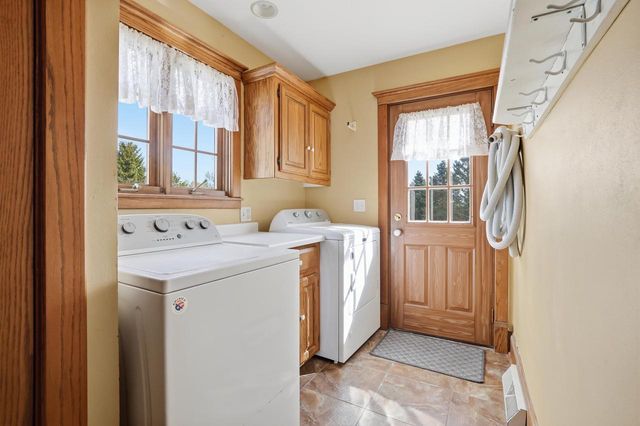 211 Erin COURT, West Bend, WI 53095