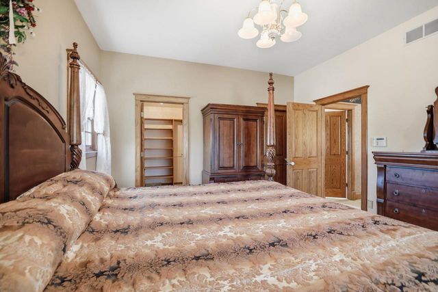 211 Erin COURT, West Bend, WI 53095