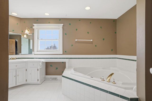 211 Erin COURT, West Bend, WI 53095