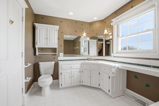 211 Erin COURT, West Bend, WI 53095