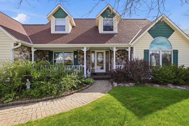 211 Erin COURT, West Bend, WI 53095