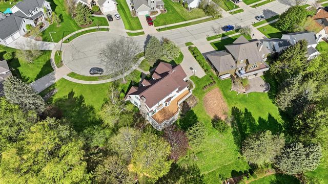 211 Erin COURT, West Bend, WI 53095