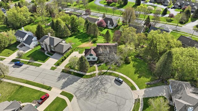 211 Erin COURT, West Bend, WI 53095