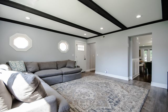 6630 N Trumbull Avenue, Lincolnwood, IL 60712