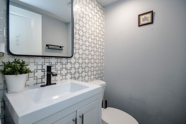 6630 N Trumbull Avenue, Lincolnwood, IL 60712