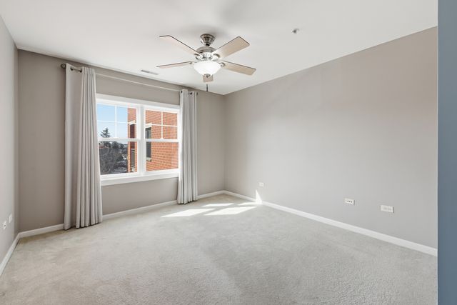 14 S Prospect Street 402, Roselle, IL 60172