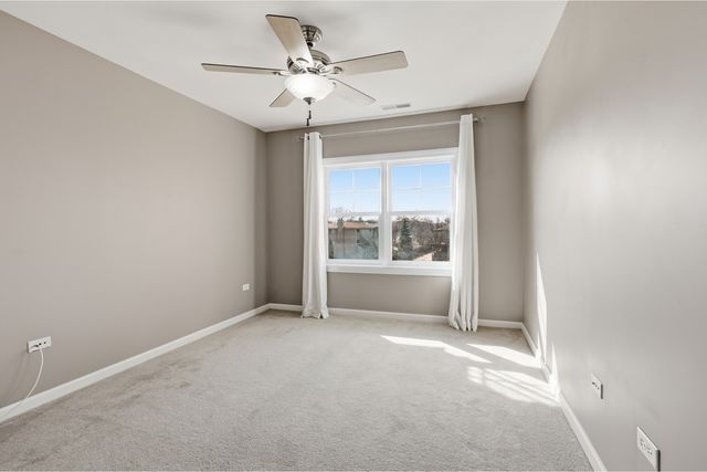 14 S Prospect Street 402, Roselle, IL 60172