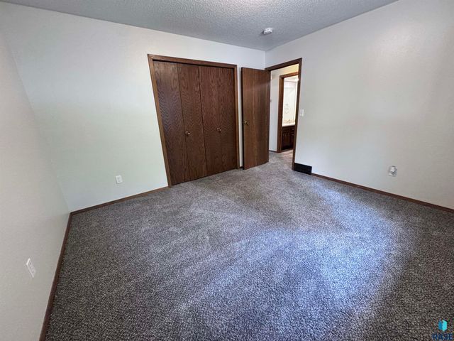 4221 S Southeastern Ave, Sioux Falls, SD 57103