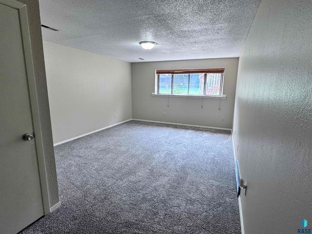 4221 S Southeastern Ave, Sioux Falls, SD 57103