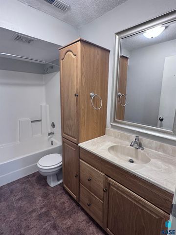 4221 S Southeastern Ave, Sioux Falls, SD 57103
