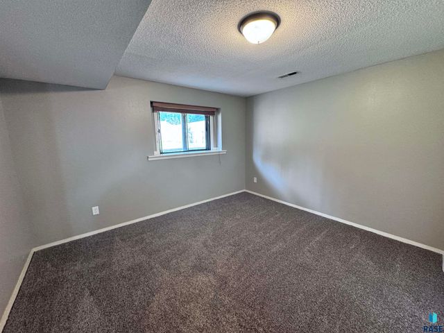 4221 S Southeastern Ave, Sioux Falls, SD 57103